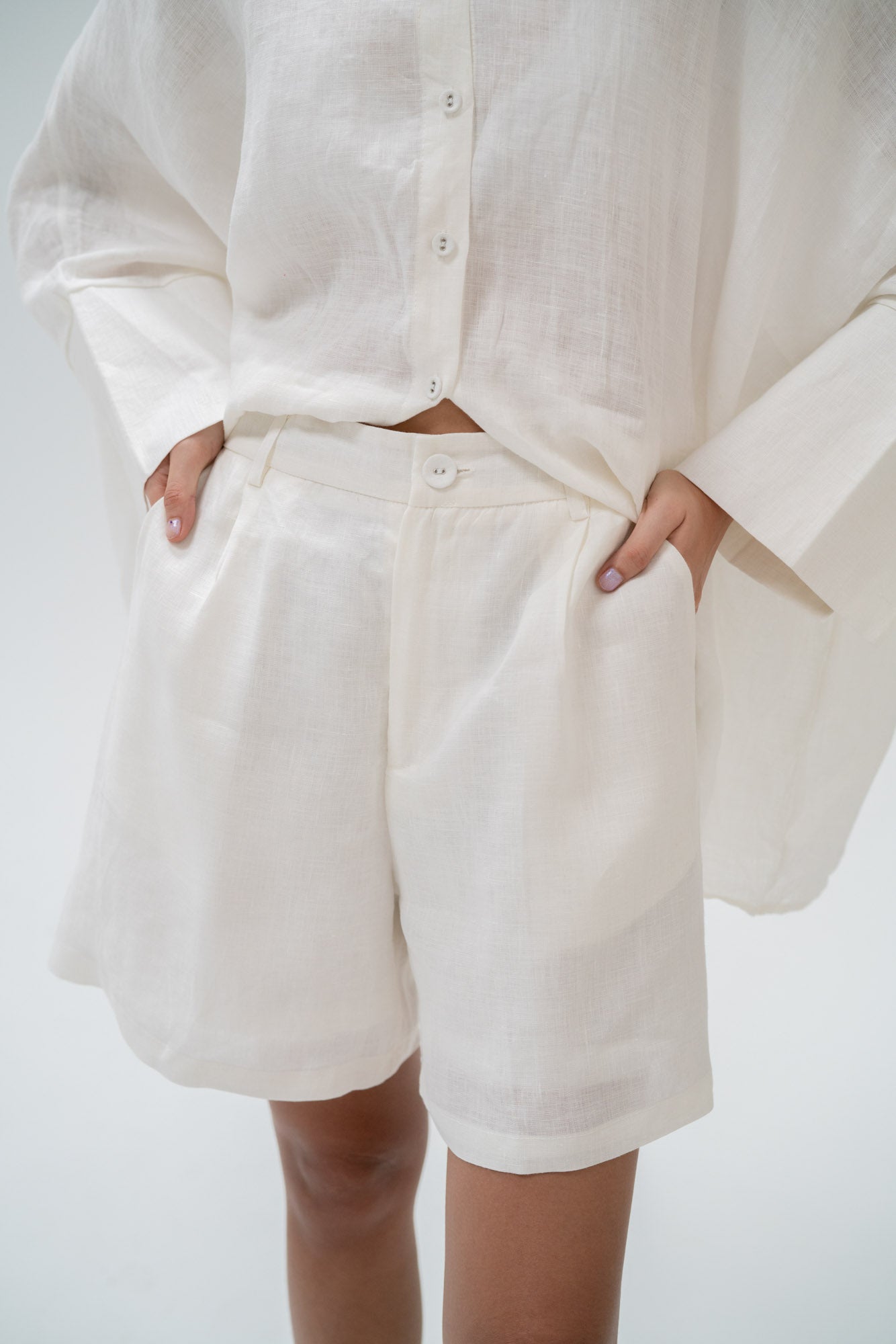 Moma Linen Shorts in White