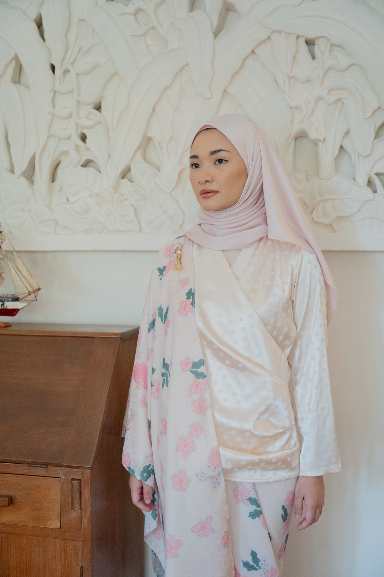 Saleha Print Scallop Selendang / Shawl in Peach / Pink