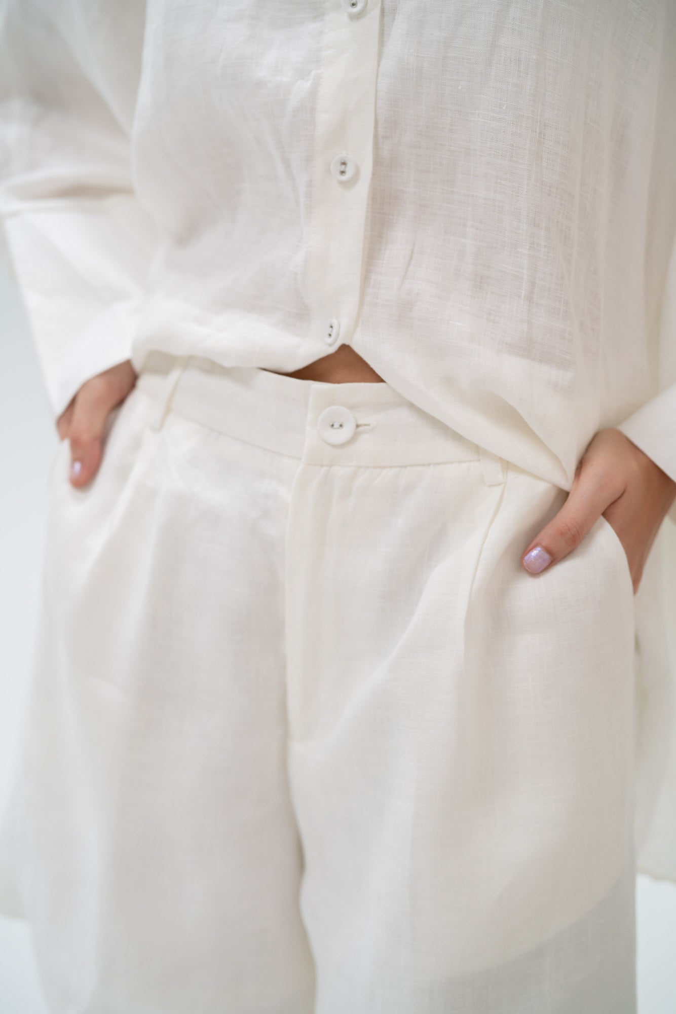 Moma Linen Shorts in White
