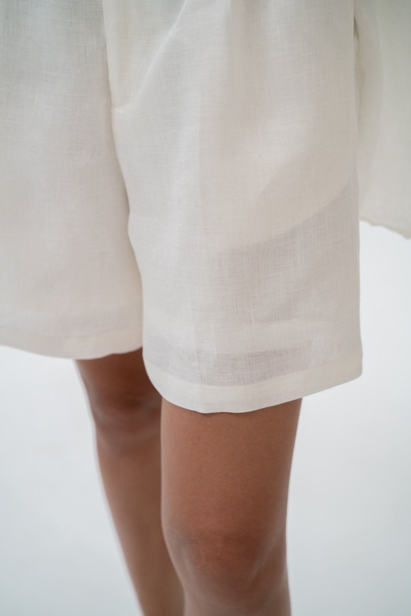 Moma Linen Shorts in White