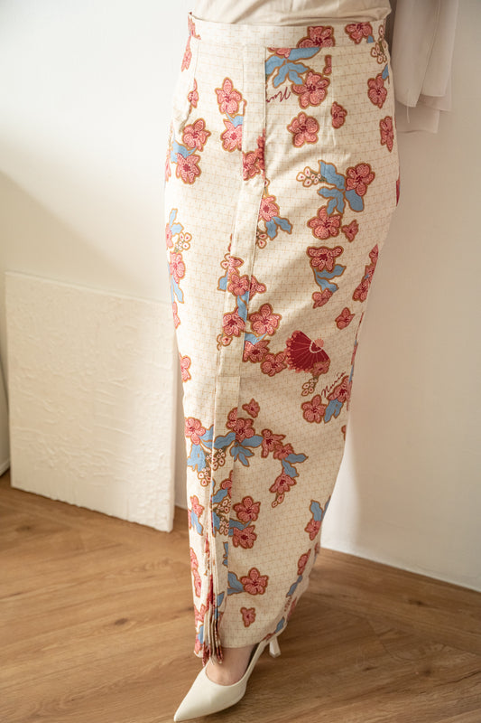 Mariani Batik Kipas Sarong in Maroon/Cream